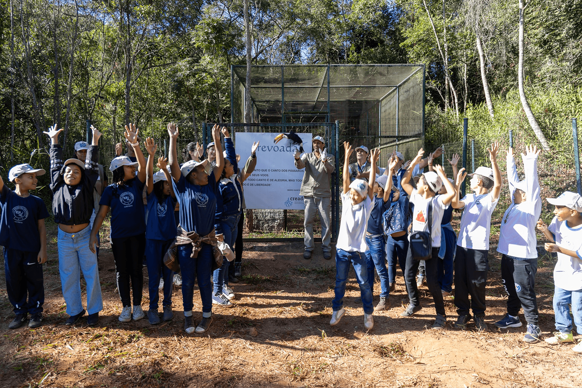 Estudantes celebrando a soltura de aves no Projeto Revoadas