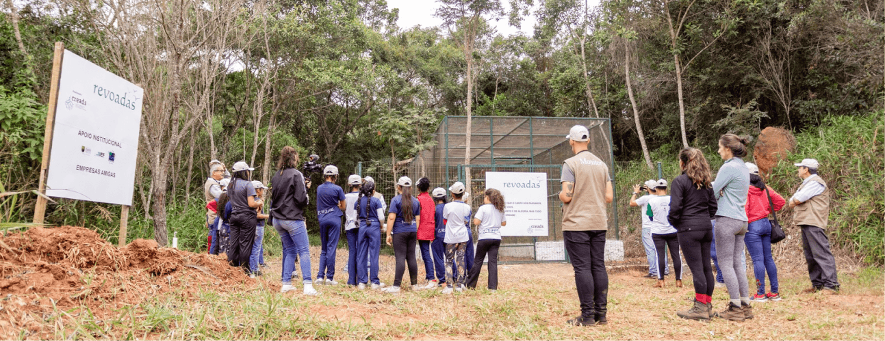 Grupo de visitantes no Projeto Revoadas