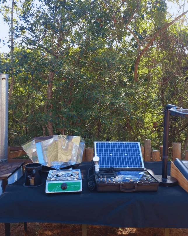 Painéis solares e fogão solar em demonstração no CREADS