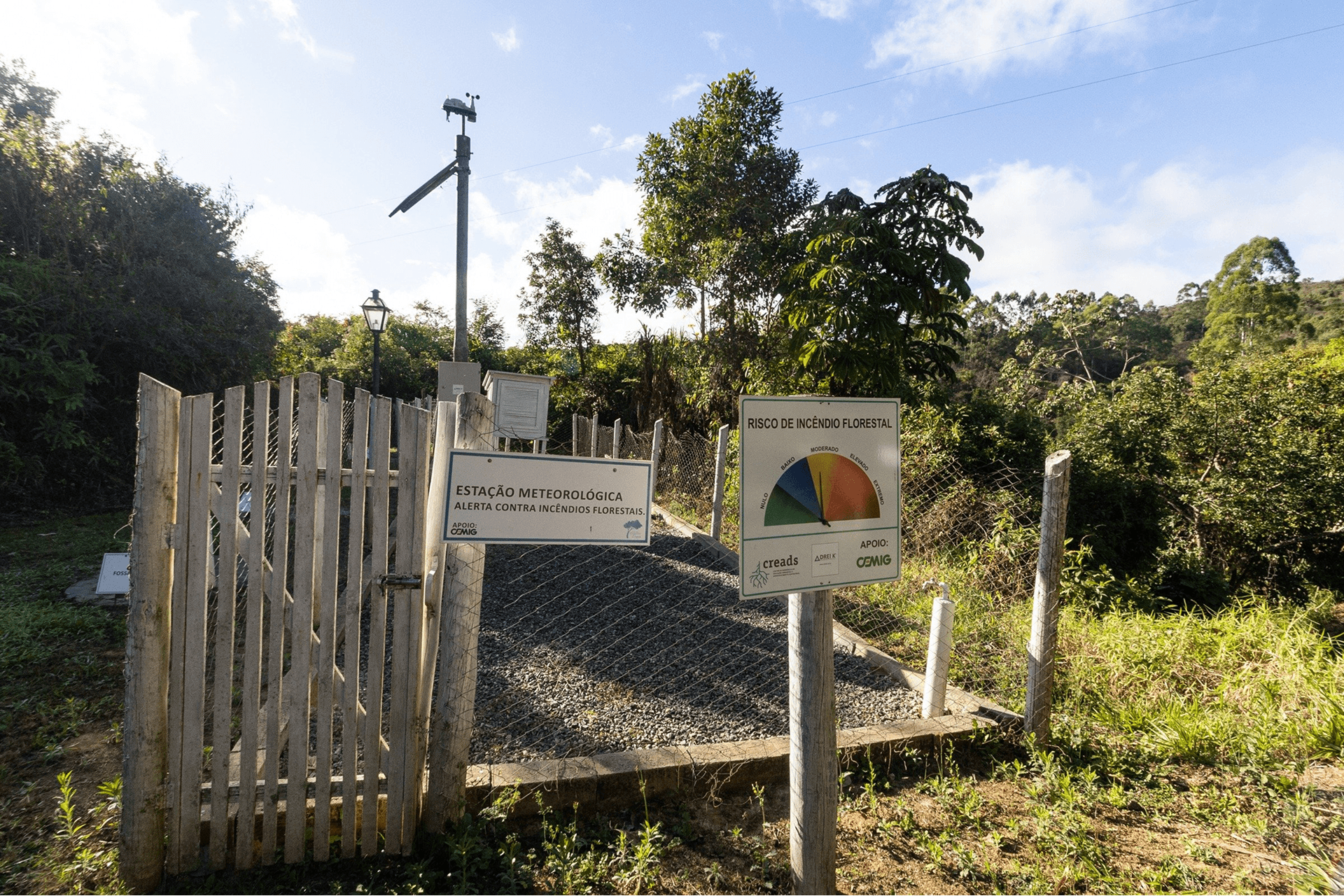 Estação Meteorológica do CREADS com painel de risco de incêndio florestal